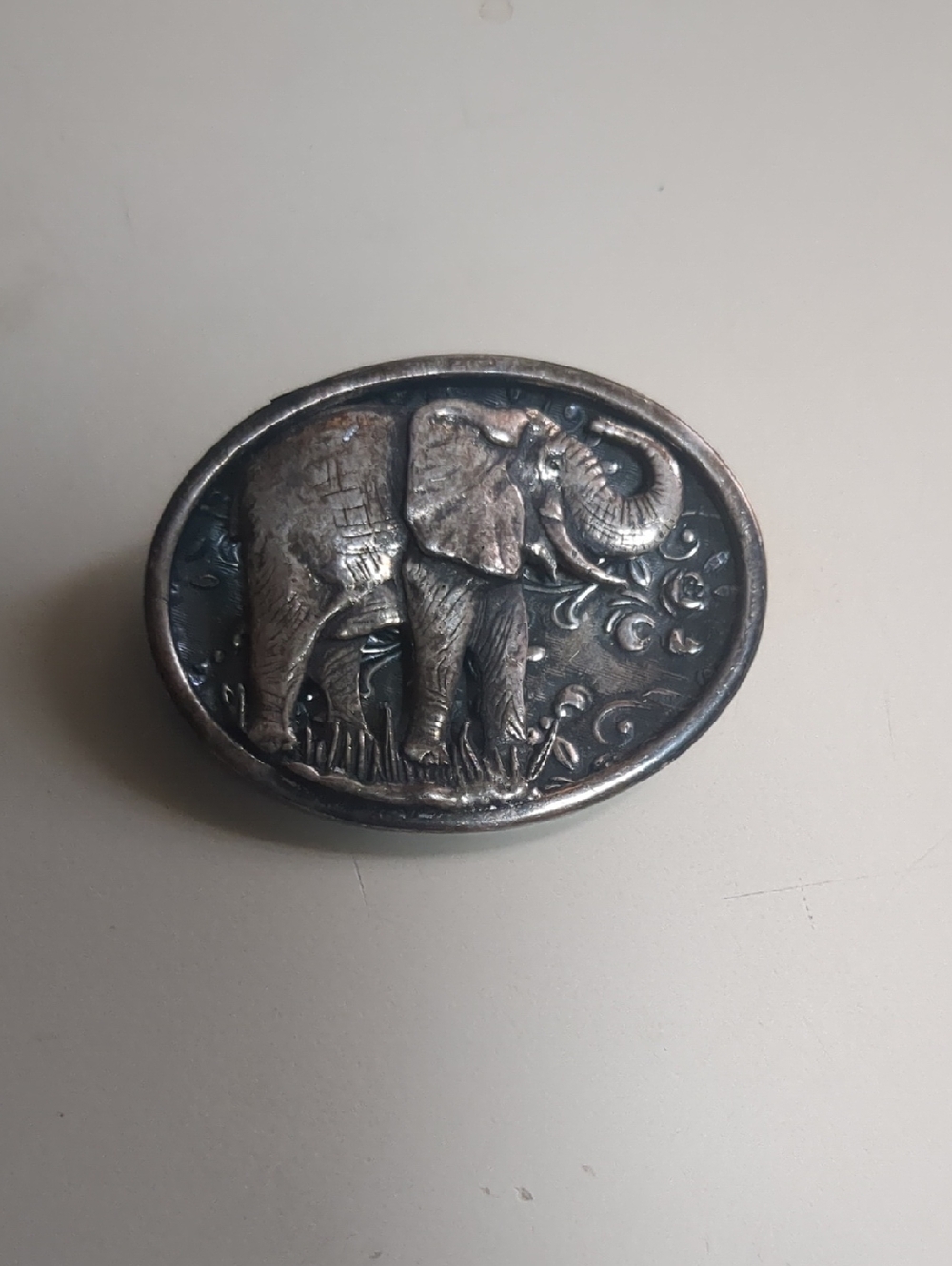 Antique-Style Oval Elephant Buckle in Silver Tone